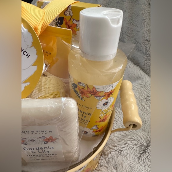 Taylor & finch Australia Gardenia & lily luxury 8 piece set - New& Sealed- - Picture 6 of 10